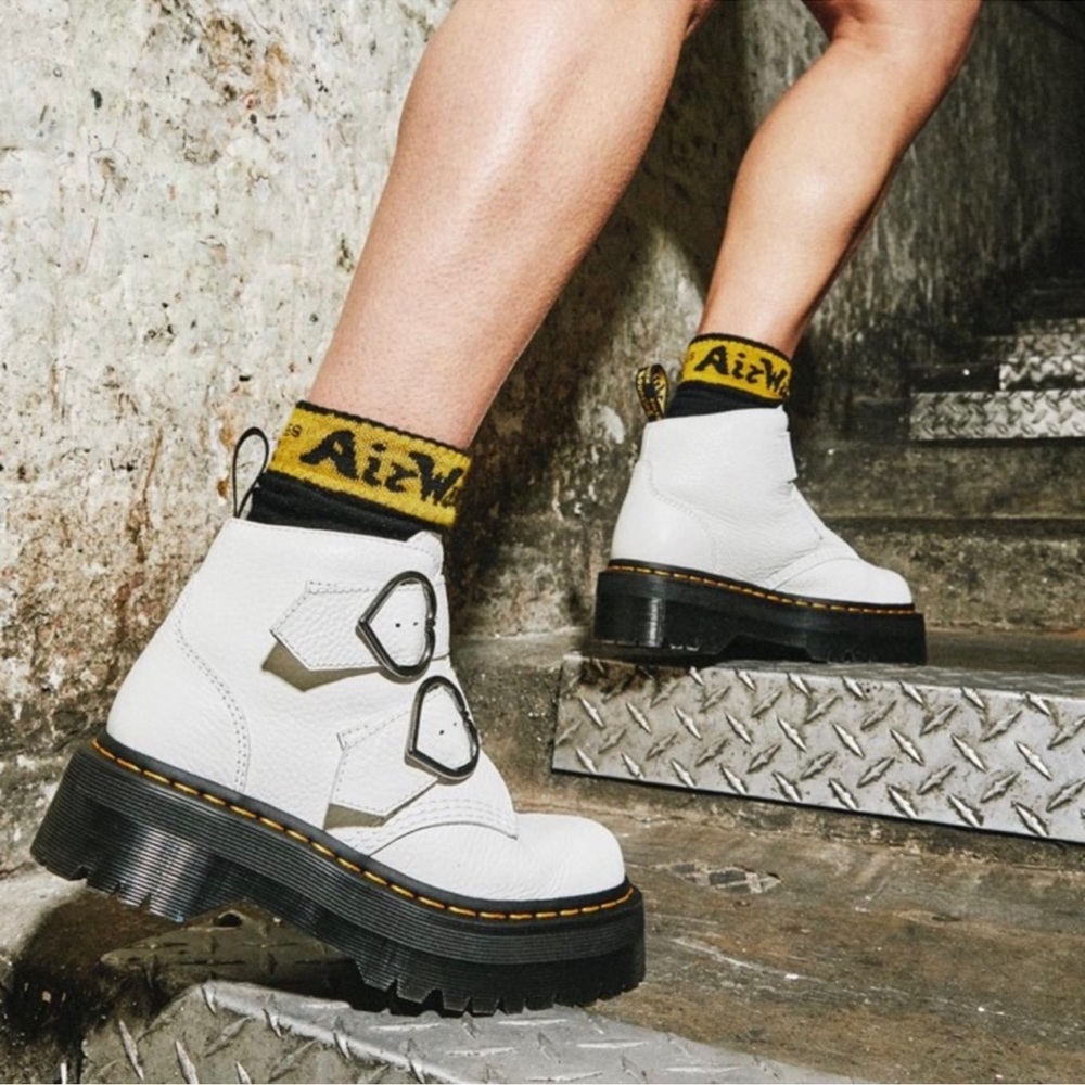 NEW DR MARTENS DEVON HEART LEATHER PLATFORM BOOTS - Picture 2 of 12